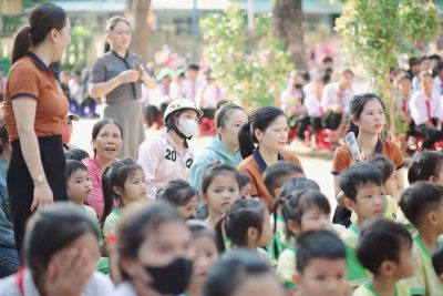 ngoài các hoạt động trên lớp các bé còn có các hoạt động đầy thú vị mang đến cho các bé một cảm xúc hồi hộp và hứng thú