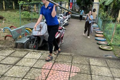 Để cho các cháu có một sân chơi an toàn nhà trường , Cô giáo chung tay cùng phụ huynh sửa chữa điểm trường Làng Rí