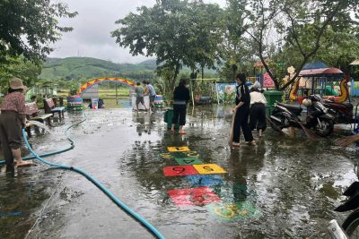 KHẮC PHỤC TRƯỜNG LỚP SAU MƯA LŨ CỦA CÔ GIÁO MẦM NON TRƯỜNG MẦM NON BÌNH MINH