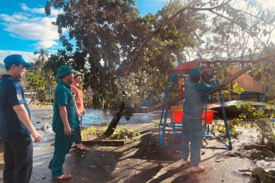 CÔNG TÁC KHẮC PHỤC SAU BÃO SỐ 13 CỦA CÁC CÔ GIÁO TRƯỜNG MẦM NON BÌNH MINH