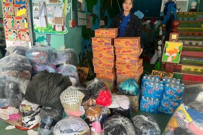 CHUNG TAY ỦNG HỘ BÀ CON VÙNG LŨ LỤT CỦA CÁC CÔ GIÁO VÙNG CAO